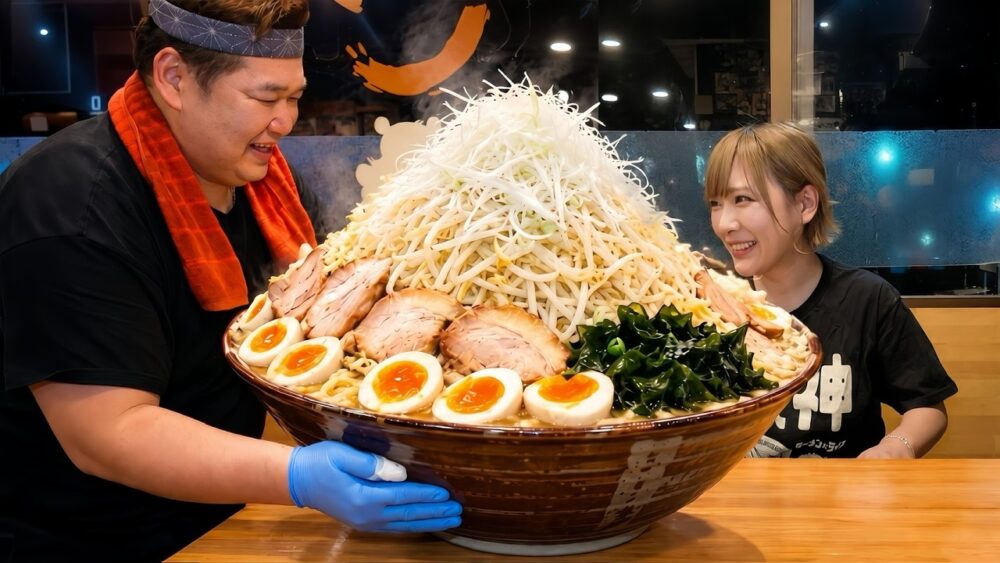 【朗報】えびまよさん、12kgの巨大ラーメンを仲間と攻略してしまうｗｗｗ